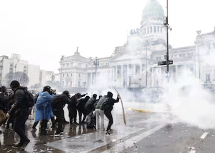 Universidades en la calle: la marcha frente al Congreso terminó con incidentes y los gremios salieron con una proclama
